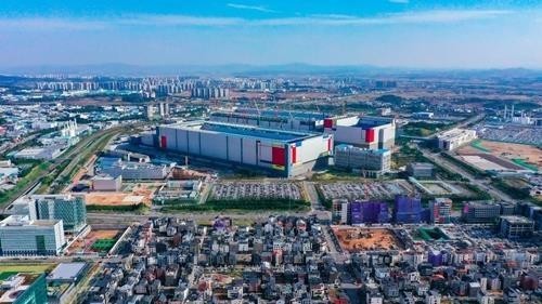 지난 6월 삼성전자 평택 캠퍼스 공사장에서 발생한 근로자 사망 사고에 대한 수사가 이어지면서, 경찰이 관련자를 검찰에 송치했다. 연합뉴스