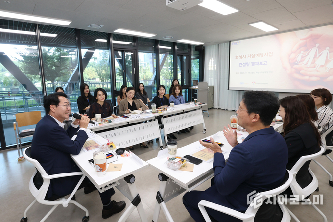 지난 9월 자살예방사업 컨설팅 결과 보고회에서 정명근 화성특례시장이 의견을 전달하고 있다