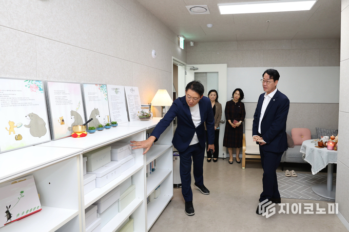 정명근 화성특례시장이 지난 9월 화성시자살예방센터 현장을 점검하고 있다
