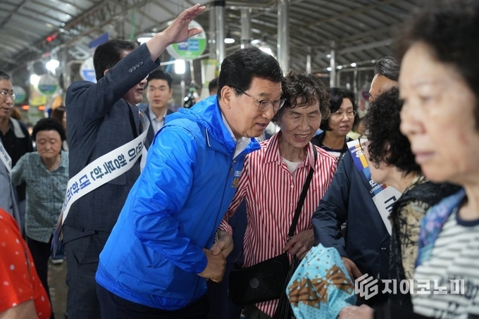 국회 행정안전위원장 신정훈 의원(더불어민주당·나주·화순)이 2일 추석 연휴 첫 일정으로 순천 아랫장을 찾아 상인들과 시민들의 목소리를 듣고 있다. 신정훈 의원실 제공