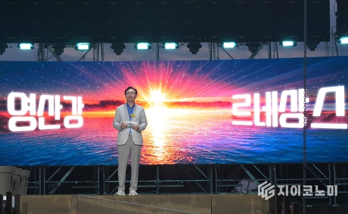윤병태 나주시장이 ‘2025 나주영산강축제’ 개막식에서 기념사를 통해 영산강 르네상스 시대의 비전을 설명하고 있다. 나주시 제공