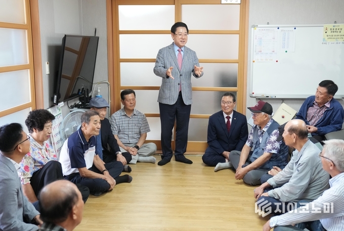 김영록 전라남도지사가 추석 연휴인 8일 목포 청호경로당을 찾아 어르신들과 명절 인사를 나누며 안부를 살피고 있다. 전라남도 제공