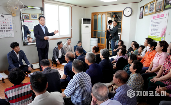 김영록 전라남도지사가 광양 교촌마을회관에서 열린 현장 좌담회에서 주민들과 마을 발전 방향을 논의하고 있다. 전라남도 제공