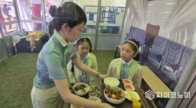 ‘2025 나주영산강축제장’에 마련된 ‘키자니아 직업체험관’ 승무원 체험을 하고 있는 아이들 모습. 나주시 제공