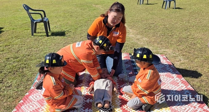  소방관 직업체험에 나선 아이들이 소방관 복장을 입고 인명구조 활동을 직접 배우고 체험하는 모습. 나주시 제공