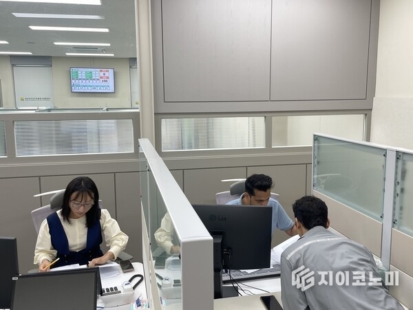 전남 외국인주민 통합지원콜센터. 전라남도 제공