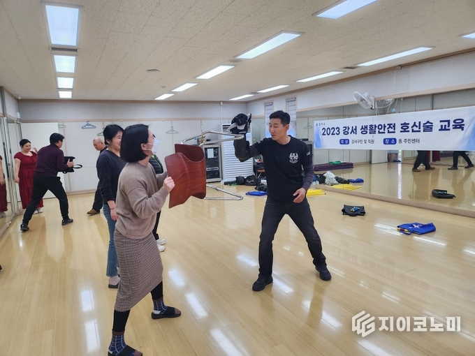 가양2동 생활안전 호신술 교육 모습. 강서구 제공.