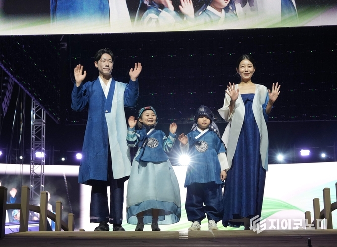 천연염색 전통기법과 현대 패션을 결합한 ‘천연염색 패션쇼’가 방문객들의 눈길을 끌었다. 나주시 제공
