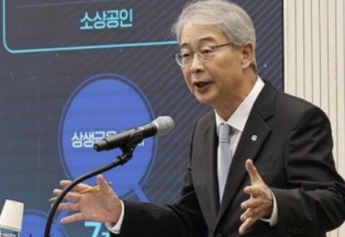 임종룡 우리금융그룹 회장이 지난달 29일 서울 중구 우리은행 본점에서 열린 기자간담회에서 우리금융 '미래동반성장 프로젝트'를 발표하고 있다. 연합뉴스