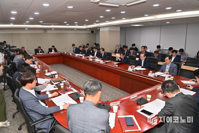 김태흠 지사 “대전·충남특별법 반드시 통과시켜야”, 실국원장회의 통해 “민관정이 원팀으로 움직여 줄 것” 당부