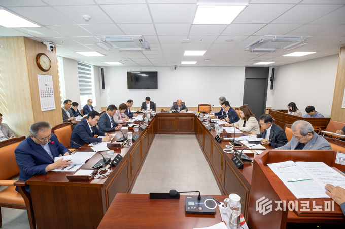 해남군의회가 13일 제16차 의원간담회를 열고 ‘2025 전남 캠핑관광 박람회’ 개최 계획을 청취하며 교통·안전대책 등 준비사항을 점검하고 있다. 해남군의회 제공