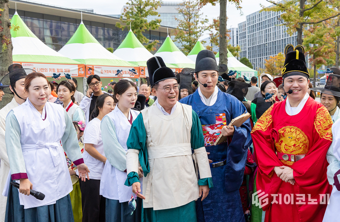 진교훈 강서구청장(맨 앞 가운데)이 ‘22회 허준축제’ 에 참석해 주민들과 소통하고 있다.