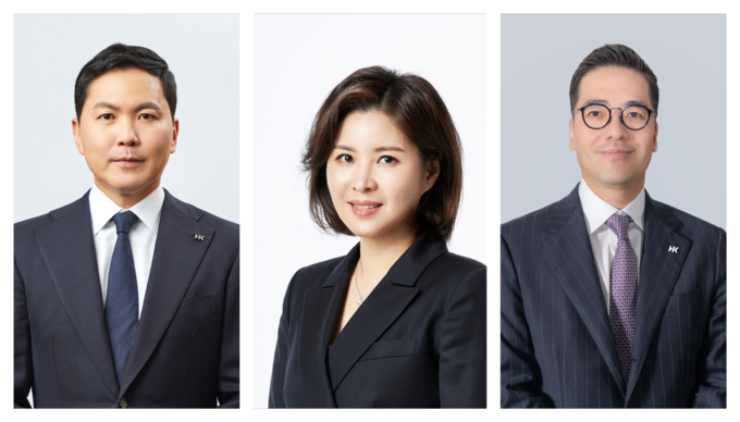 (왼쪽부터) 윤상현 콜마그룹 부회장, 윤여원 사장, 이승화 신임 대표이사가 콜마비앤에이치 각자 대표이사 체제를 이끌 예정이다. (사진=콜마홀딩스)