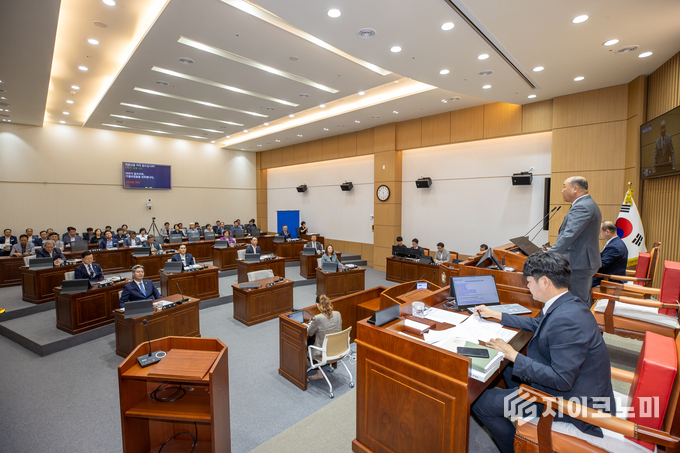 지난 9월 3일 제346회 임시회를 마치며 본회의장에서 회기를 마무리하는 해남군의회 의원들 모습. 해남군의회 제공