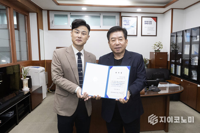 구충곤 광양경자청장이 14일 중산그룹 왕진청 부총재와 전략적 협력 방안을 논의한 뒤 기념촬영하고 있다. 광양경자청 제공.