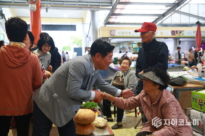 조상래 곡성군수가 전통시장을 둘러보며 상인들과 인사를 나누고 있다. 지역 상권의 현장을 직접 챙기며 군민들과 소통하고 있다. 곡성군 제공