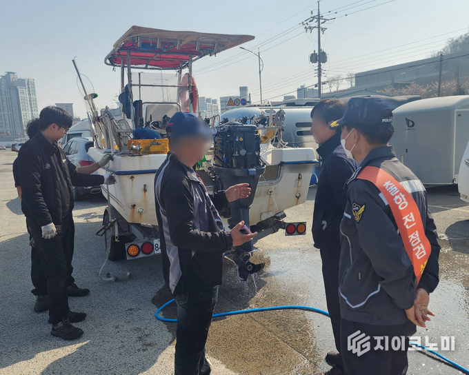 목포해경이 동력수상레저기구 무상점검을 실시하고 있다. 목포해양경찰서 제공