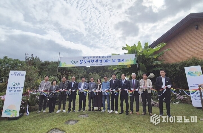 전남도 제31호 민간정원 ‘달빛여행정원’ 개방 기념 커팅식 장면. 라규채·박성자 정원주 부부와 정철원 담양군수, 한동길 국립정원문화원장 등 참석자들이 테이프를 자르며 정원의 새로운 시작을 함께 축하하고 있다. 전라남도 제공
