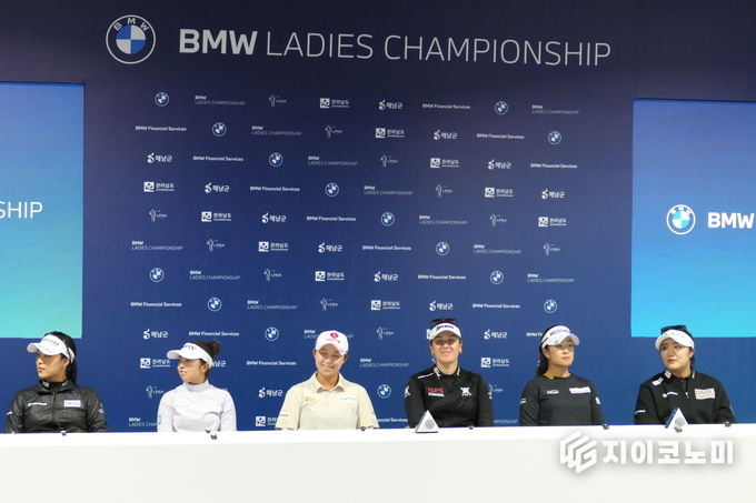 LPGA 정규 투어 ‘BMW 레이디스 챔피언십 2025’ 개막을 하루 앞둔 15일, 전남 해남 파인비치 골프링크스에서 열린 공식 기자회견에 윤이나, 야마시타 미유, 김효주, 한나 그린, 김아림, 유해란(왼쪽부터)이 참석했다. 선수들은 “코스는 완벽하지만, 바람이 승부의 열쇠가 될 수 있다”고 입을 모았다. G이코노미DB