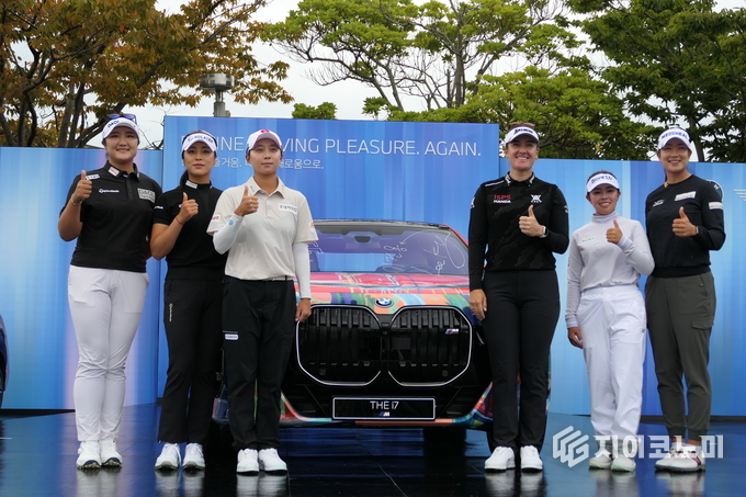 15일 전남 해남 파인비치 골프링크스 갤러리 플라자에서 열린 ‘BMW 레이디스 챔피언십 2025’ 공식 포토콜 행사에서 (왼쪽부터) 유해란, 윤이나, 김효주, 한나 그린(호주), 야마시타 미유(일본), 김아림이 포즈를 취하고 있다. G이코노미DB