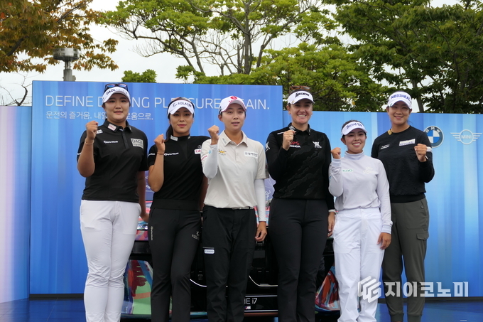 15일 전남 해남 파인비치 골프링크스 갤러리 플라자에서 열린 ‘BMW 레이디스 챔피언십 2025’ 공식 포토콜 행사에서 (왼쪽부터) 유해란, 윤이나, 김효주, 한나 그린(호주), 야마시타 미유(일본), 김아림이 포즈를 취하고 있다. G이코노미DB