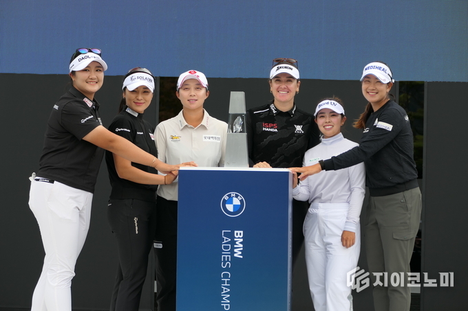 15일 전남 해남 파인비치 골프링크스에서 열린 ‘BMW 레이DB디스 챔피언십 2025’ 미디어데이에서 유해란, 윤이나, 김효주,한나 그린(호주), 야마시타 미유(일본), 김아림이 포토타임을 갖고 있다. G이코노미
