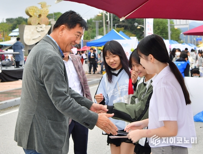 김한종 장성군수가 지난해 가을 군청년수련관 앞에서 청소년들과 인사를 나누고 있다. 장성군 제공