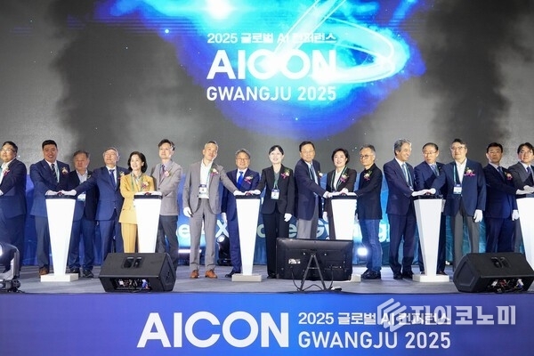 15일 오전 서구 김대중컨벤션센터에서 열린 ‘글로벌 AI컨퍼런스 AICON 광주 2025’ 개막식에서 강기정 광주광역시장이 내빈들과 함께 개막 퍼포먼스를 하고 있다. 광주광역시 제공