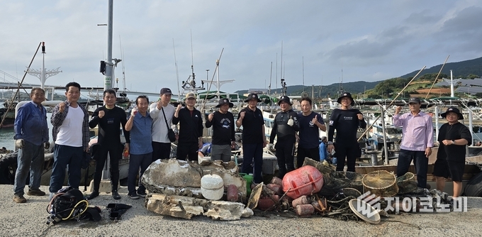 광양제철소 클린오션 재능봉사단이 여수 신기항에서 환경정화 봉사활동을 펼쳤다. 광양제철소 제공