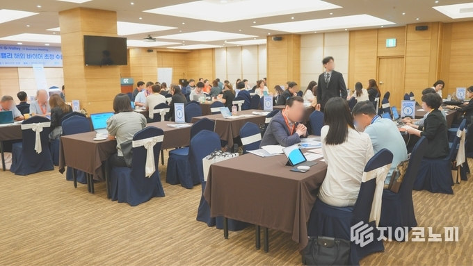 지난 7월 15일 개최된 G밸리 해외바이어 초청 수출상담회에서 상담이 진행되고 있다.