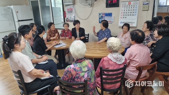 경로당 어르신 불편사항 현장 점검. 남구청 제공