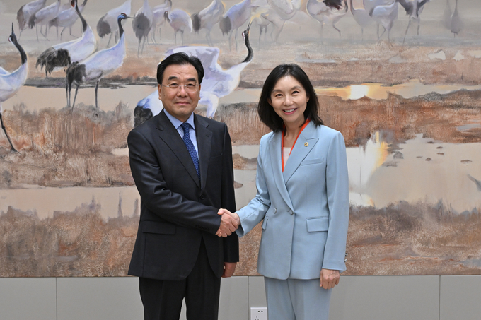 최호정 의장 장쑤성 당서기와 MOU 체결 후 악수하고 있다. 
