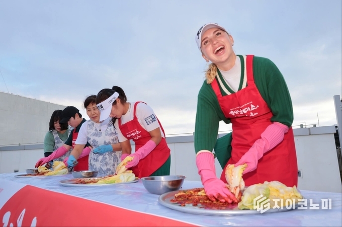 나탈리아 구세바 등 LPGA 참가 선수들이 웃음 가득한 표정으로 해남배추 김치를 담그며 해남의 맛과 전통을 즐기고 있다. 해남군 제공