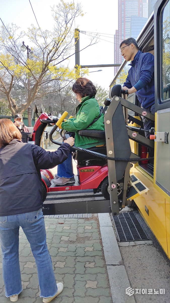 버스로 관광 활동을 즐기는 휠체어 장애인.