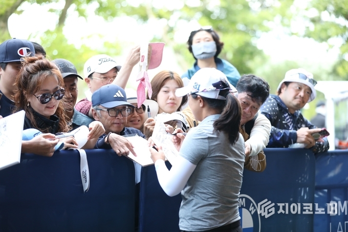 경기 후 팬들과 소통하며 사인하는 김세영. G이코노미DB
