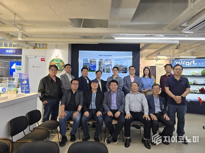 한국중소벤처포럼 화장품산업위원회 정기 모임, 명동역 인근 ‘버디 익스체인지 카페’에서 단체 사진/뉴스아이이에스