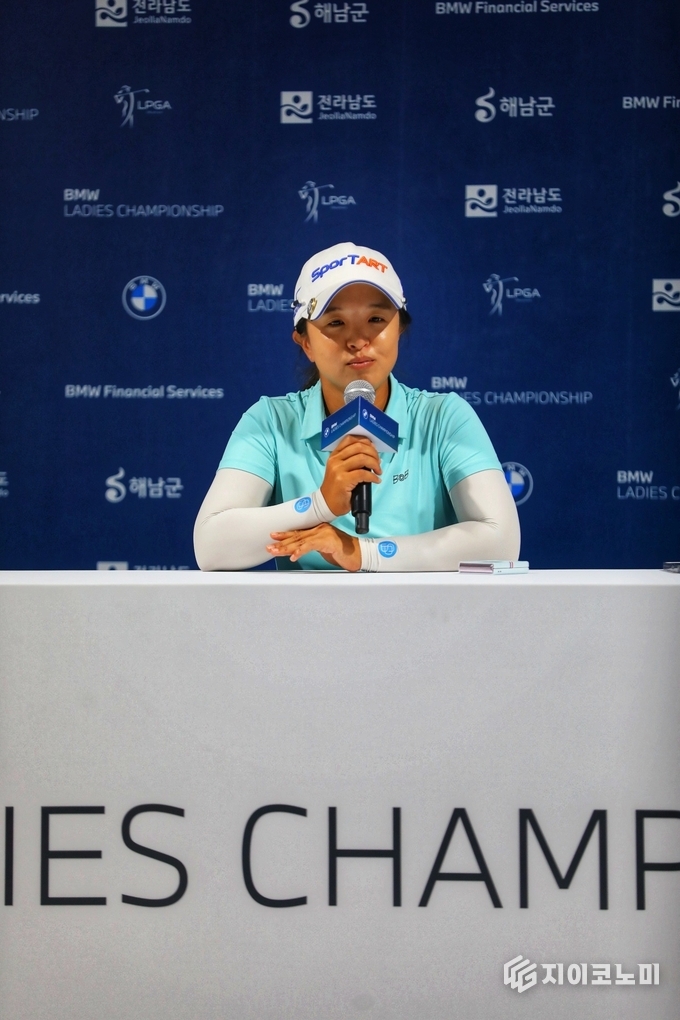 김세영이 17일 전남 해남군 파인비치 골프링크스에서 열린 LPGA 투어 BMW 레이디스 챔피언십 2라운드 경기를 마치고 인터뷰하고 있다. 날카로운 샷 감각과 파5 홀 공략으로 단독 선두에 오른 김세영은 “효주와의 호흡, 팬들의 응원이 힘이 됐다”고 밝혔다. G이코노미DB