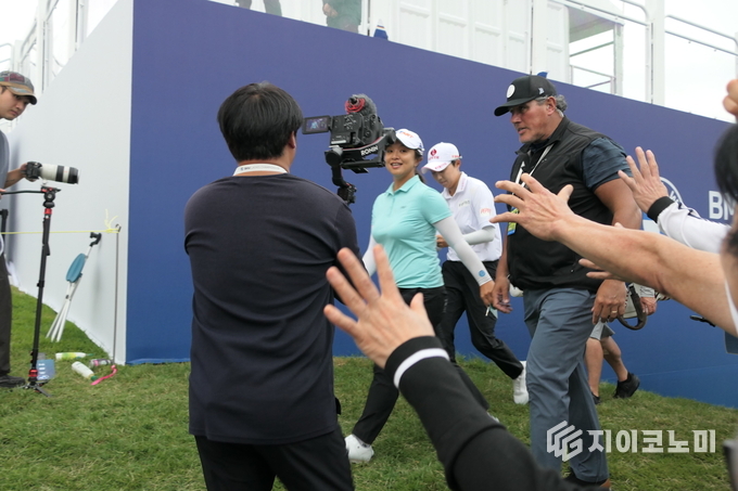김세영이 17일 전남 해남군 파인비치 골프링크스에서 열린 LPGA 투어 BMW 레이디스 챔피언십 2라운드를 마친 뒤 갤러리들에 둘러싸여 팬들과 함께 코스를 걸어가고 있다. 이날 김세영은 6언더파를 기록, 중간합계 16언더파로 단독 선두에 올랐다. G이코노미 제공