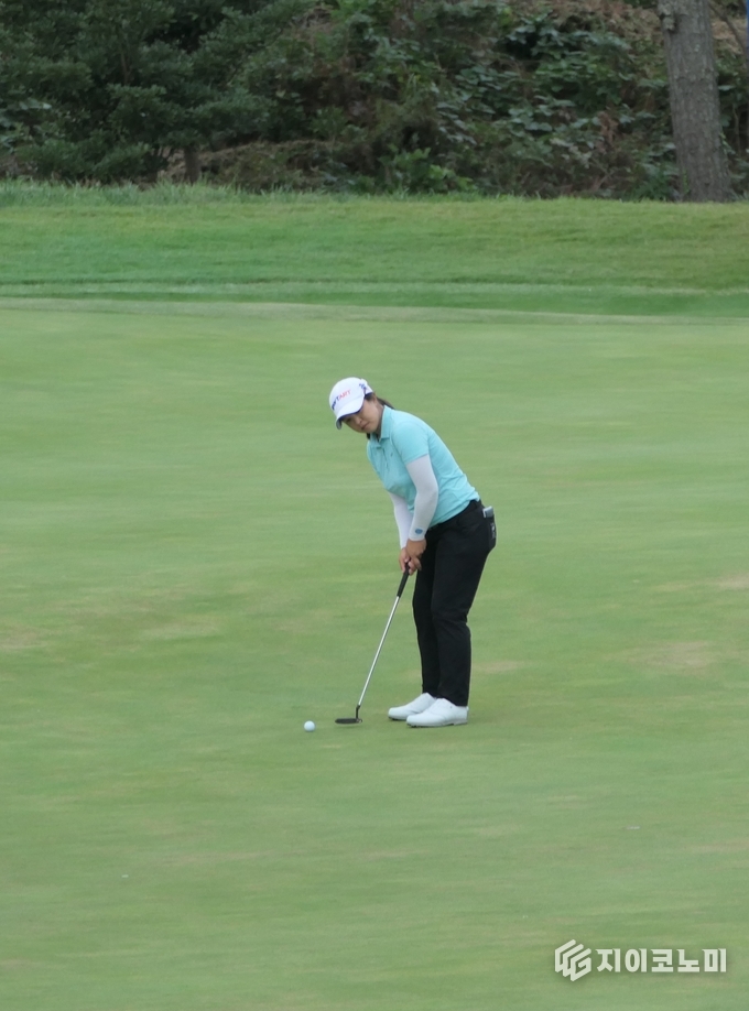 김세영이 17일 전남 해남군 파인비치 골프링크스에서 열린 LPGA 투어 BMW 레이디스 챔피언십 2라운드 18번 홀에서 퍼팅을 시도하고 있다. 이날 김세영은 6언더파를 기록하며 중간합계 16언더파로 단독 선두에 올랐다. G이코노미DB