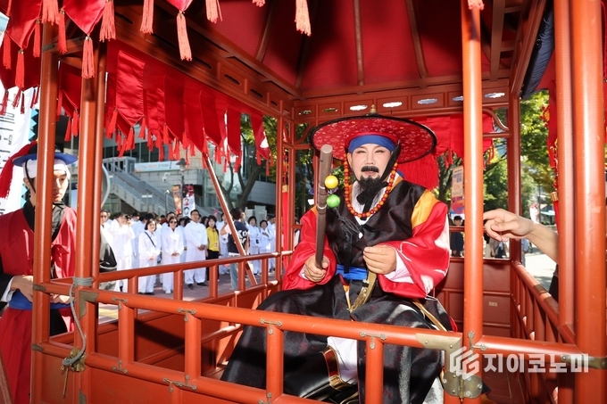 사또 분장을 한 박강수 마포구청장이 가마를 타고 수변무대로 이동하고 있다.