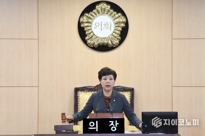 17일 영등포구의회 제265회 임시회 제1차 본회의가 열린 가운데 정선희 의장이 회의를 주재하고 있다.