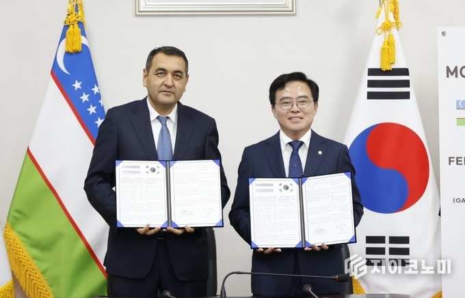 진교훈 서울 강서구청장(오른쪽)이 17일(금) 오후 주한 우즈베키스탄 대사관 4층에서 열린 ‘강서구-페르가나 시 우호적 경제 교류를 위한 협약식’에서 협약을 체결하고 보자로프 하이룰라 페르가나 주지사와 기념촬영을 하고 있다.