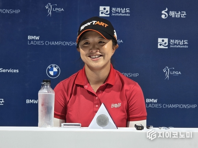 “간절한 마음으로 쳤어요” LPGA BMW 레이디스 챔피언십 3라운드 후 인터뷰 중인 김세영. 강풍 속에서도 흔들림 없는 경기력으로 단독 선두를 지켰다. G이코노미DB