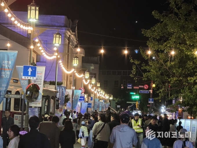 17일 개막한 ‘2025 목포 문화유산 야행’을 찾은 시민과 관광객들이 18일 저녁 목포근대역사문화공간 거리 곳곳을 누비며 공연과 체험을 즐기고 있다. G이코노미DB