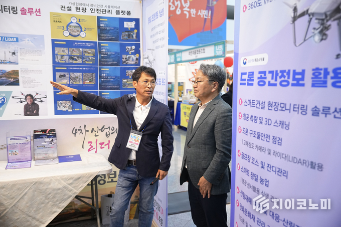 강기정 광주광역시장이 18일 시청 시민홀에서 열린 ‘제4회 광주사회적경제 박람회’ 현장에서 부스 관계자의 설명을 경청하고 있다. 광주광역시 제공