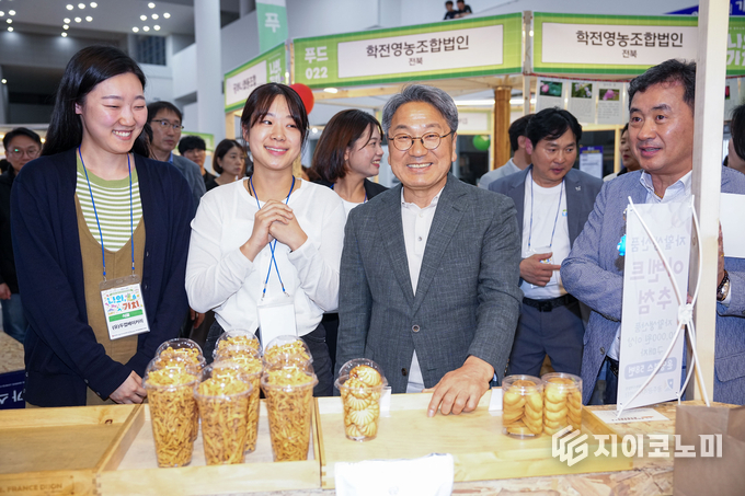 강기정 광주광역시장이 18일 오후 시청 시민홀에서 열린 ‘제4회 광주사회적경제 박람회’ 전시장을 둘러보며 환하게 웃고 있다. 광주광역시 제공