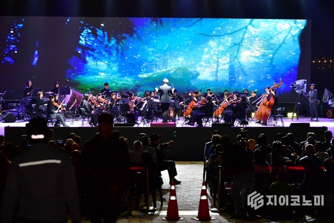 18일 장성 황룡강 가을꽃축제에서 첫선을 보인 밀레니엄 심포니 오케스트라 공연. 디즈니·지브리 명곡이 흐르며 관객들의 감성을 사로잡았다. 장성군 제공