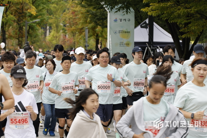 진교훈 서울 강서구청장(가운데 배번호 50001번)이 18일(토) 서울식물원 일대서 열린 ‘제3회 강서 허준런’에서 참가자들과 함께 출발선을 통과하고 있다.