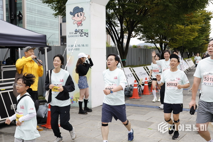 진교훈 서울 강서구청장(가운데)이 18일(토) 서울식물원 일대서 열린 ‘제3회 강서 허준런’에서 참가자들과 결승선을 통과하고 있다.