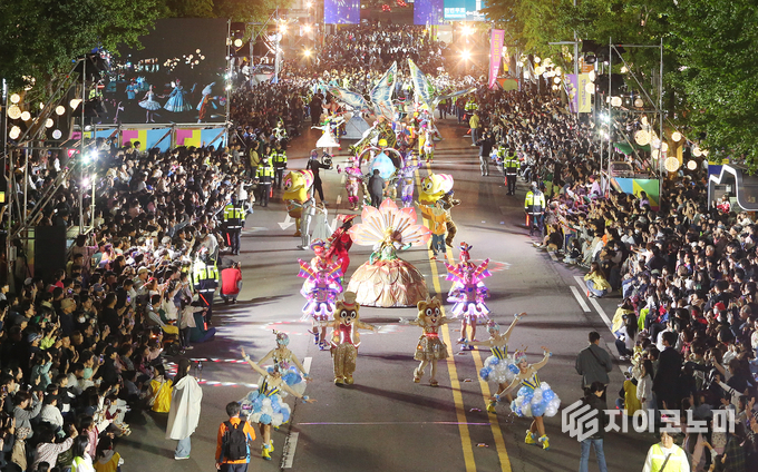 충장축제 하이라이트, 거리 퍼레이드 장면. 동구청 제공